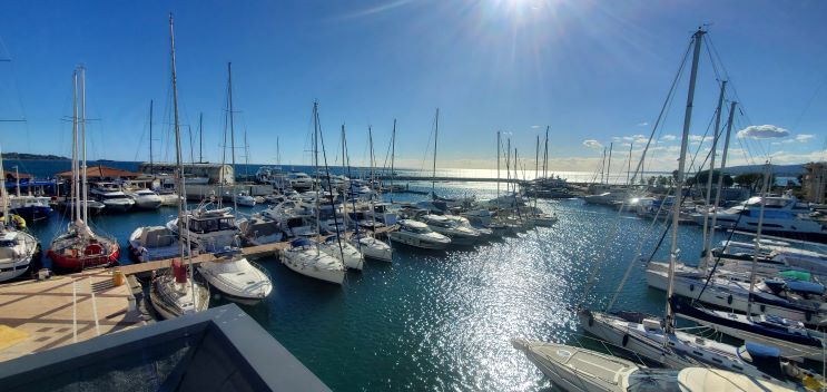 photo du port de fréjus, ensolleillé