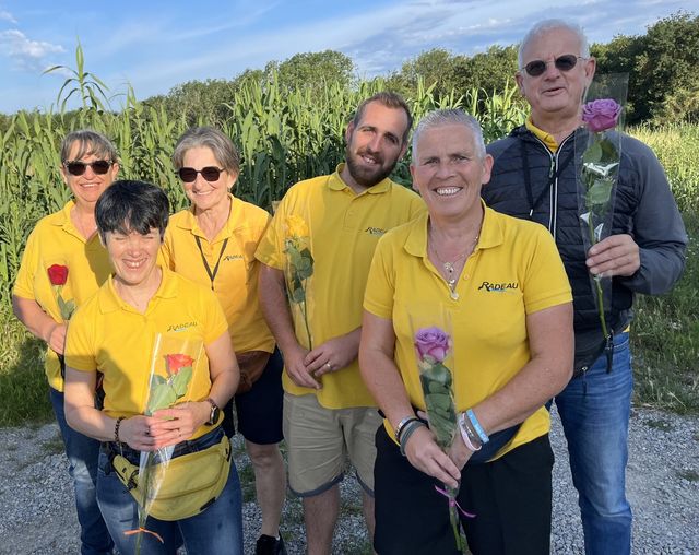 Photo de l'équipe radeau, portage de repas à domcile lors de la distribution de rose pour la fete des meres