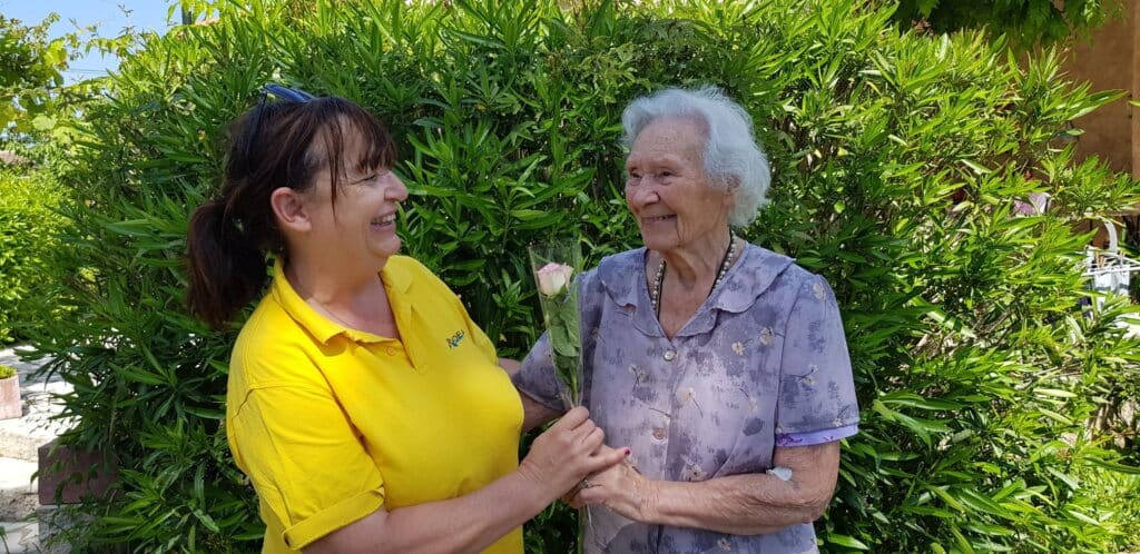 Photo de l'agent de portage radeau avec une bénéficiaire pour la présentation de nos newsletters