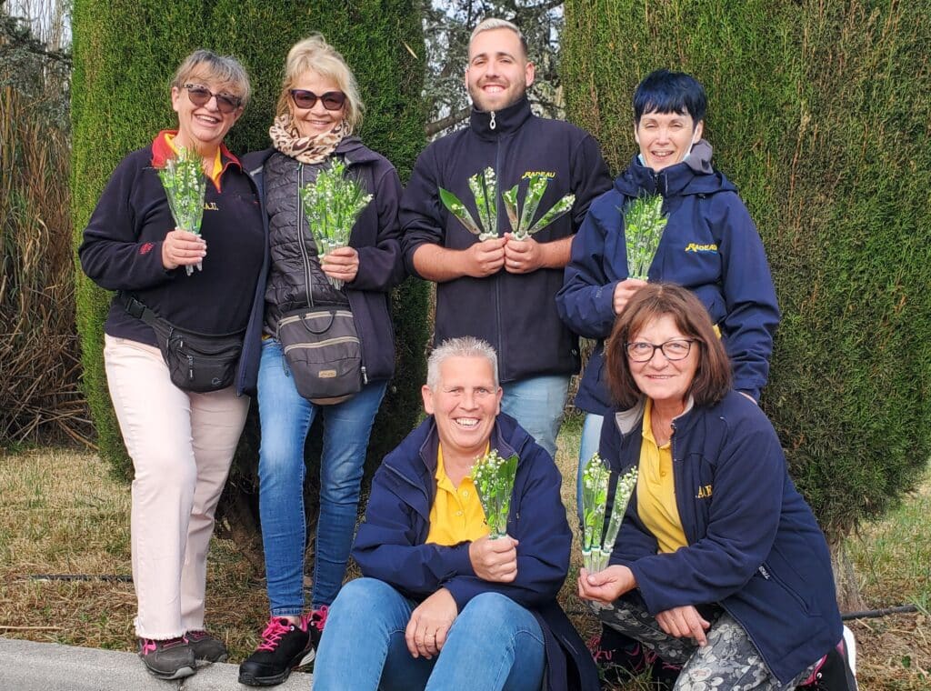 Photo de l'équipe radeau, portage de repas à domcile lors de la distribution de muguet le 1er mai
