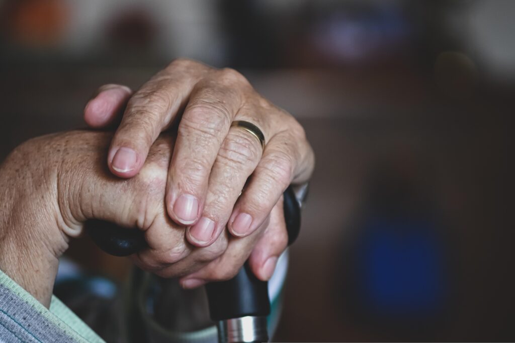 image des mains d'une personne âgée pour répresenter les soins palliatifs