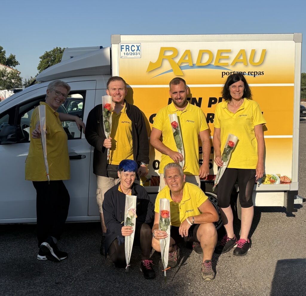 Photo de l'équipe de RADEAU avec les roses offertes lors de la fête des mères 2026.